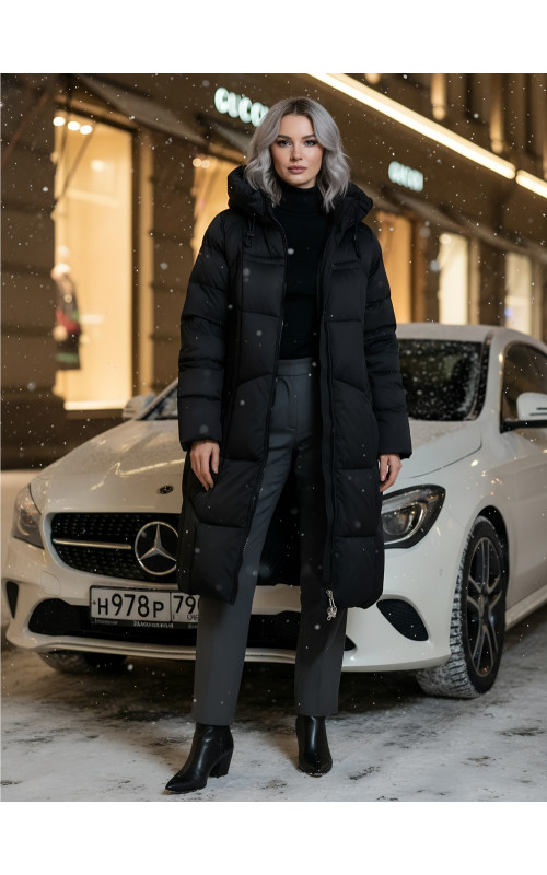 Длинный женский пуховик с капюшоном.