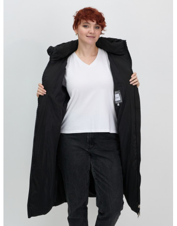 Длинный женский пуховик с капюшоном.