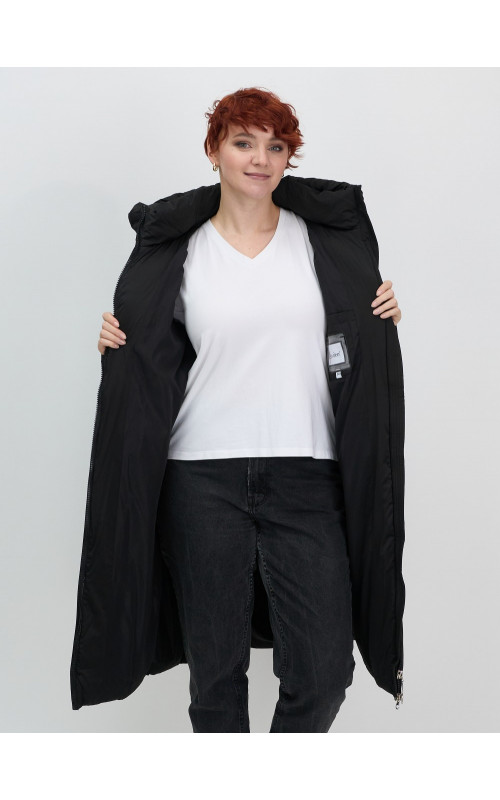 Длинный женский пуховик с капюшоном.