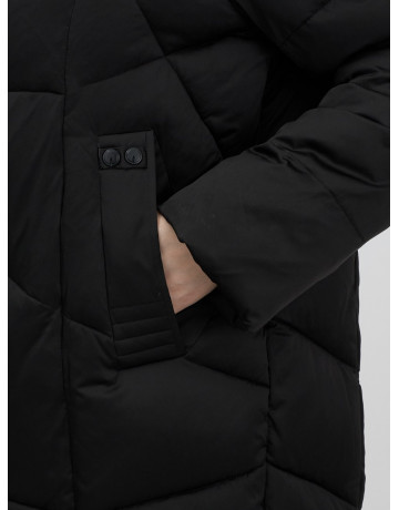 Длинный женский пуховик с капюшоном.