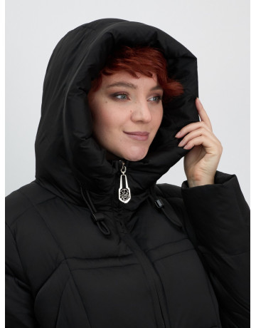Длинный женский пуховик с капюшоном.