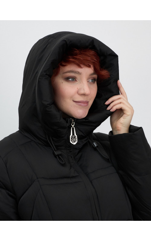Длинный женский пуховик с капюшоном.