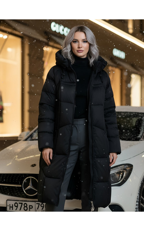Длинный женский пуховик с капюшоном.
