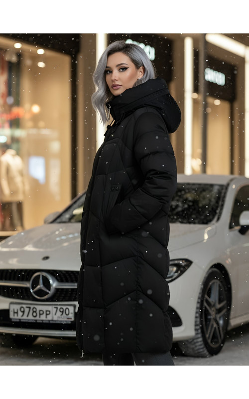 Длинный женский пуховик с капюшоном.