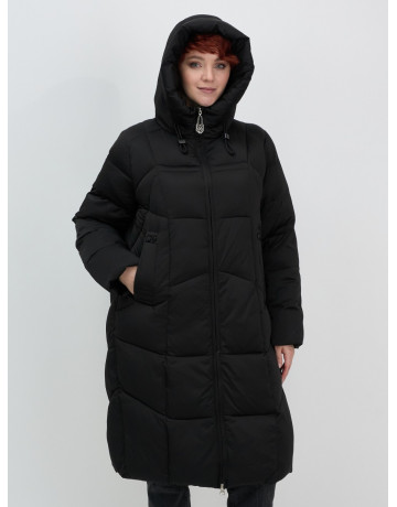 Длинный женский пуховик с капюшоном.