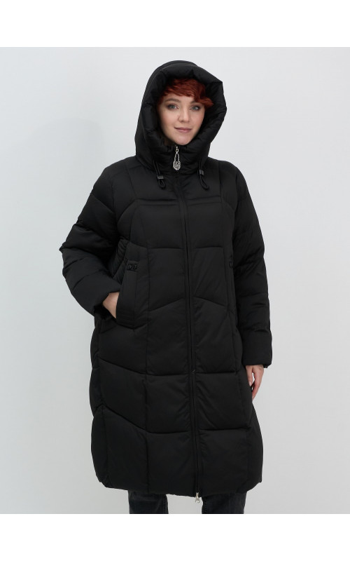 Длинный женский пуховик с капюшоном.