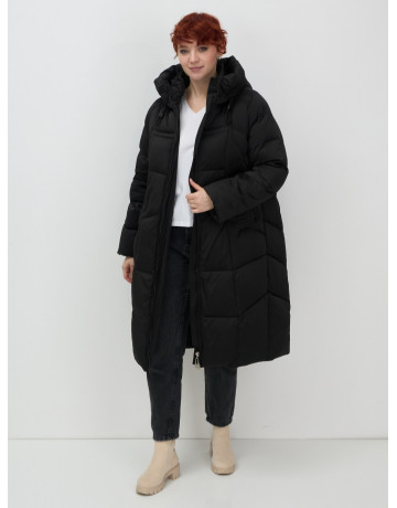 Длинный женский пуховик с капюшоном.