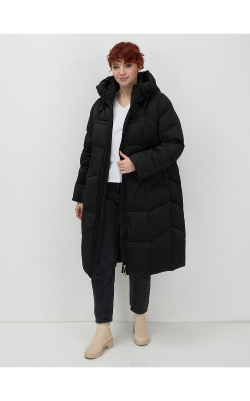 Длинный женский пуховик с капюшоном.
