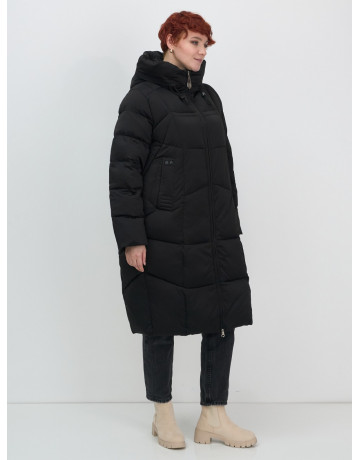 Длинный женский пуховик с капюшоном.