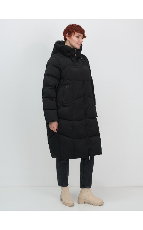 Длинный женский пуховик с капюшоном.