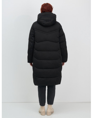 Длинный женский пуховик с капюшоном.