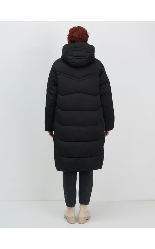 Длинный женский пуховик с капюшоном.