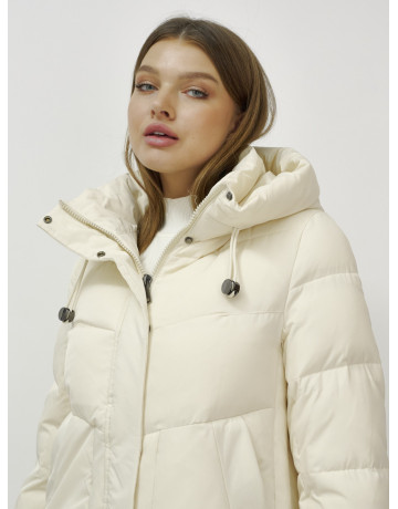 Зимний пуховик с воротником-стойкой.