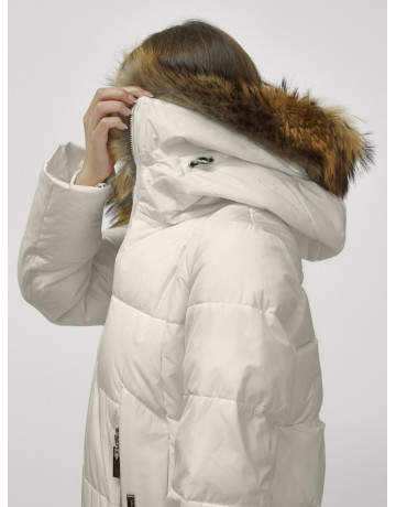 Пуховик женский зимний с мехом енот бежевый премиум в Тюмени