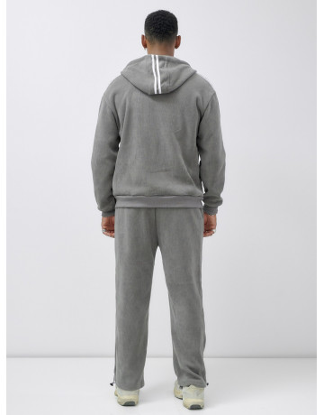 Мужской спортивный костюм для активного образа жизни.