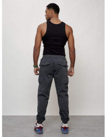 Мужские брюки зауженного кроя.