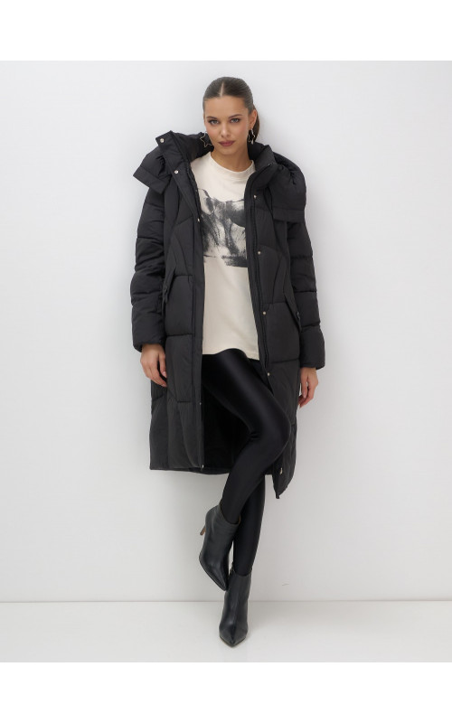 Длинный женский пуховик с капюшоном.