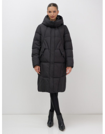 Длинный женский пуховик с капюшоном.