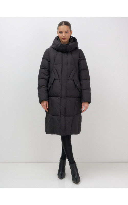 Длинный женский пуховик с капюшоном.