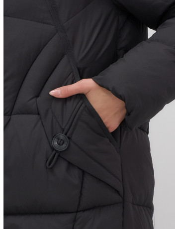 Длинный женский пуховик с капюшоном.