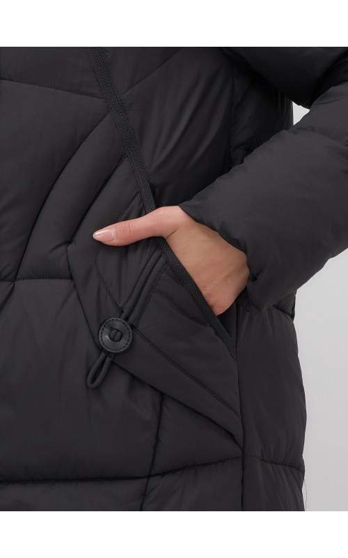 Длинный женский пуховик с капюшоном.