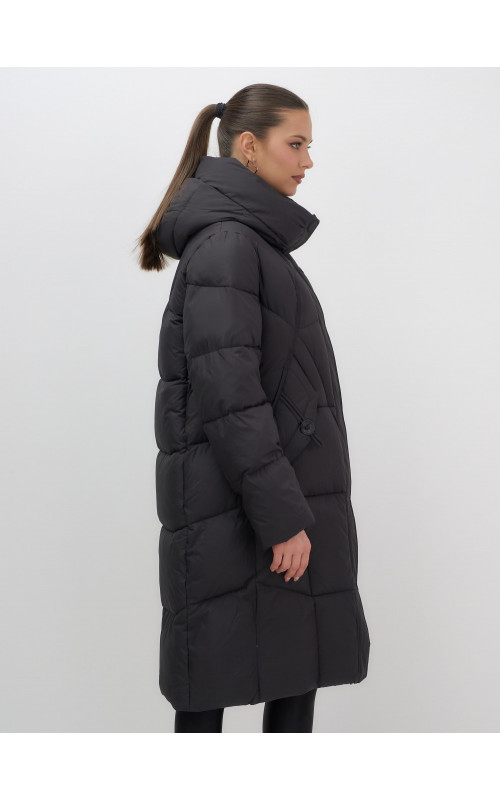 Длинный женский пуховик с капюшоном.