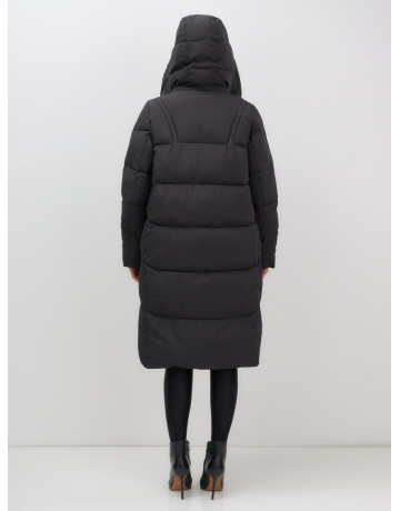 Длинный женский пуховик с капюшоном.