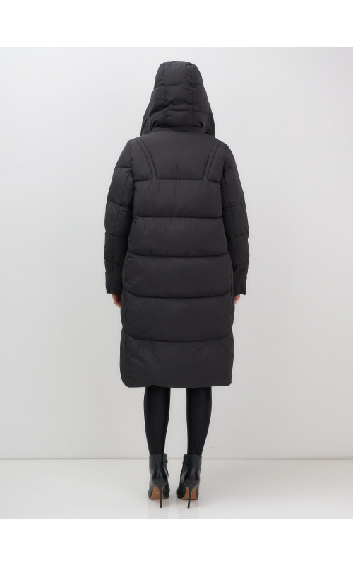 Длинный женский пуховик с капюшоном.