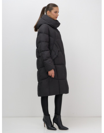 Длинный женский пуховик с капюшоном.
