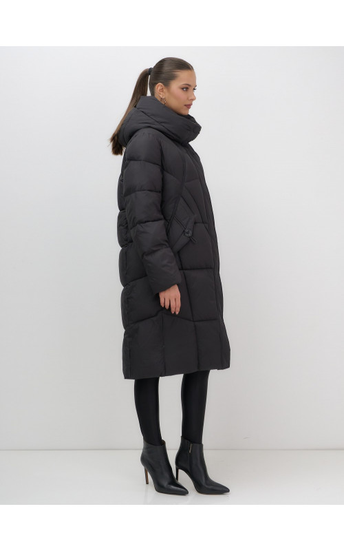 Длинный женский пуховик с капюшоном.