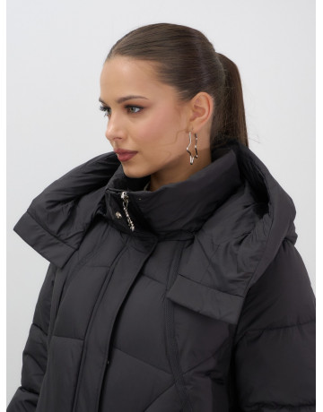 Длинный женский пуховик с капюшоном.