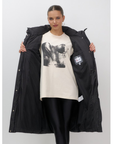 Длинный женский пуховик с капюшоном.