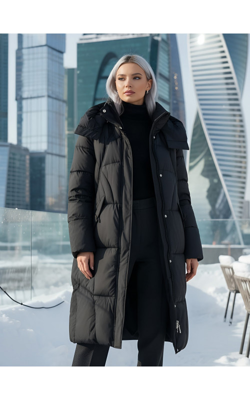 Длинный женский пуховик с капюшоном.