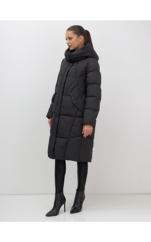 Длинный женский пуховик с капюшоном.