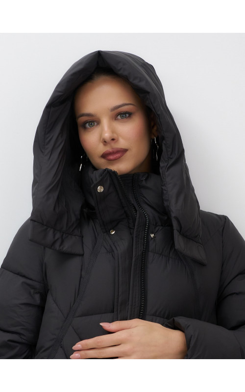 Длинный женский пуховик с капюшоном.