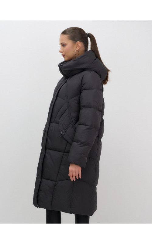 Длинный женский пуховик с капюшоном.