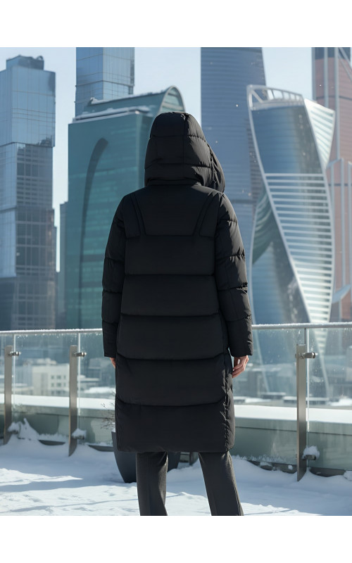 Длинный женский пуховик с капюшоном.