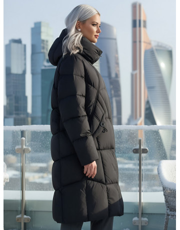 Длинный женский пуховик с капюшоном.