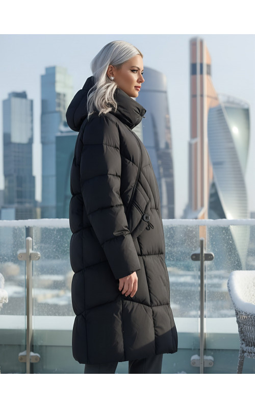 Длинный женский пуховик с капюшоном.