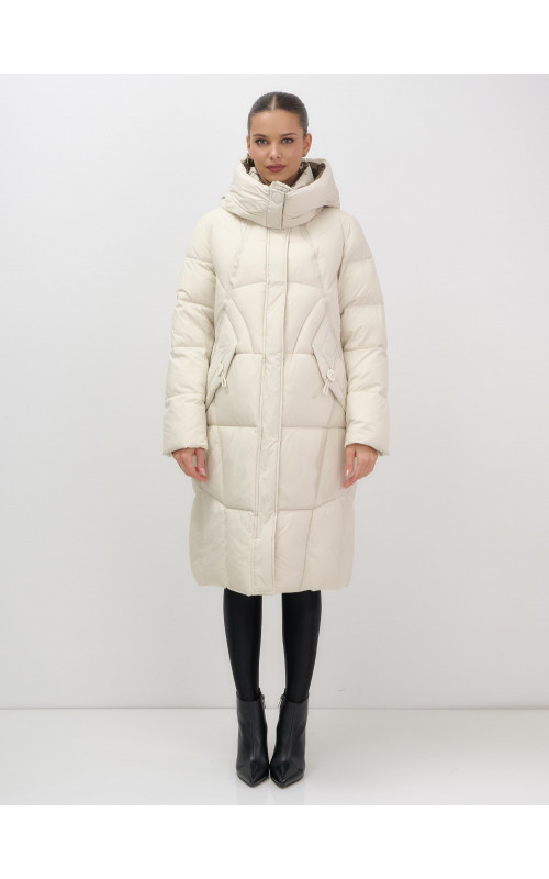 Длинный женский пуховик с капюшоном.