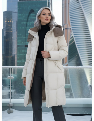 Длинный женский пуховик с капюшоном.