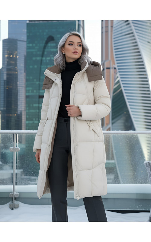 Длинный женский пуховик с капюшоном.