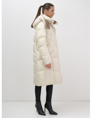 Длинный женский пуховик с капюшоном.