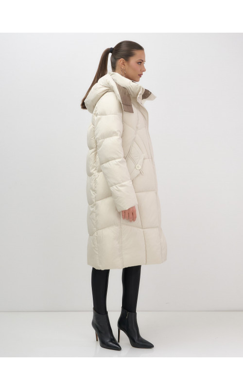Длинный женский пуховик с капюшоном.