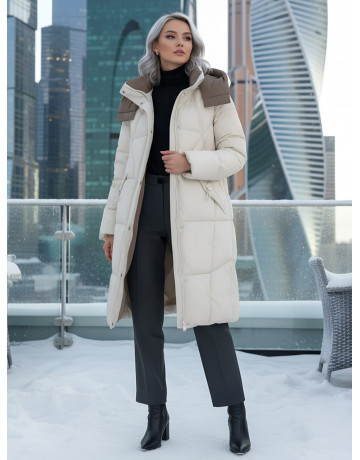 Длинный женский пуховик с капюшоном.