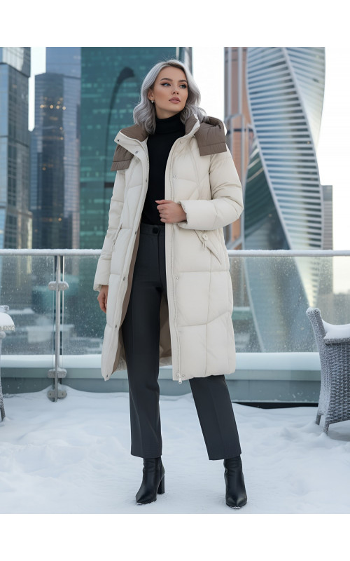 Длинный женский пуховик с капюшоном.