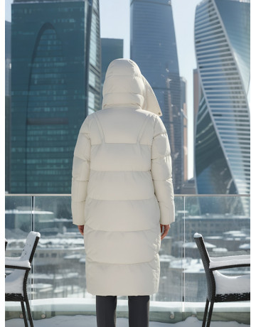 Длинный женский пуховик с капюшоном.