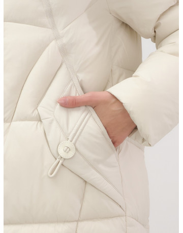 Длинный женский пуховик с капюшоном.