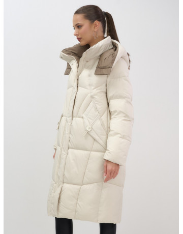 Длинный женский пуховик с капюшоном.