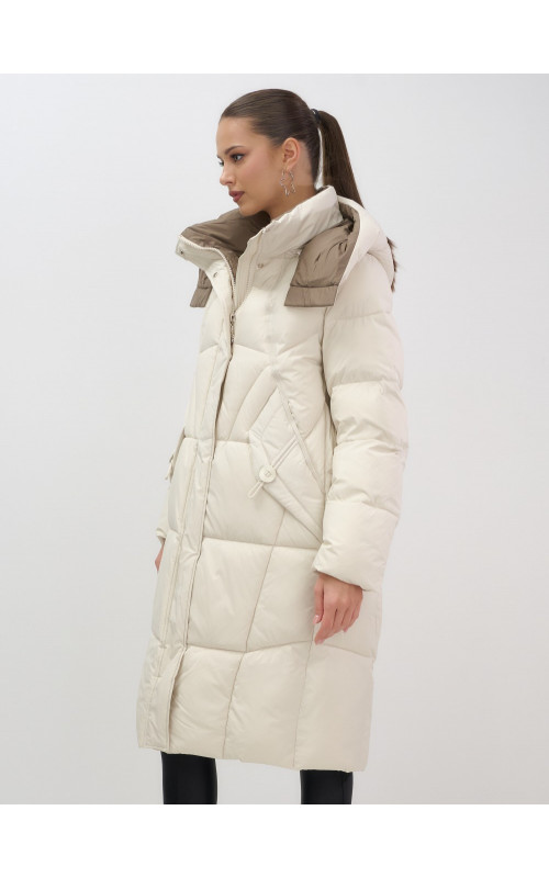 Длинный женский пуховик с капюшоном.